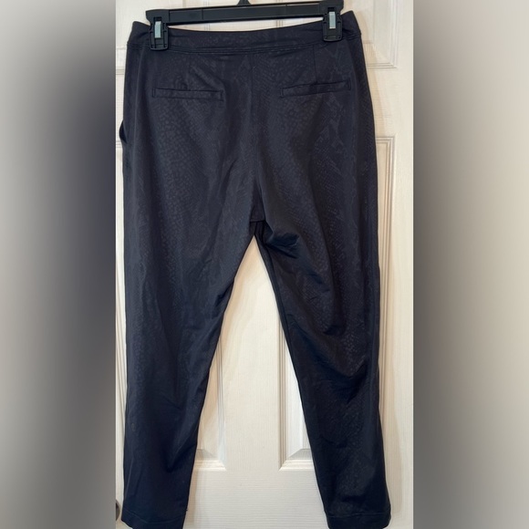 Lululemon  Womens Pants Snakeskin Print Gray Cropped Size 6 or Medium - Picture 3 of 7